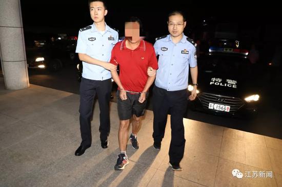 镇江出租车司机夫妇身中数十刀惨死！25年后一枚指纹揪出真凶