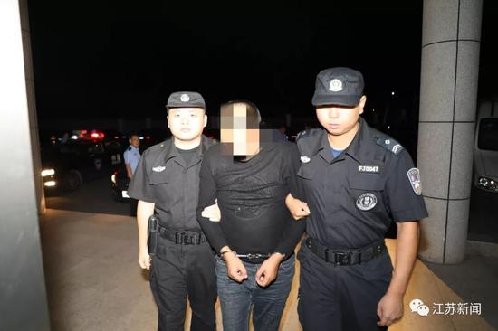 镇江出租车司机夫妇身中数十刀惨死！25年后一枚指纹揪出真凶