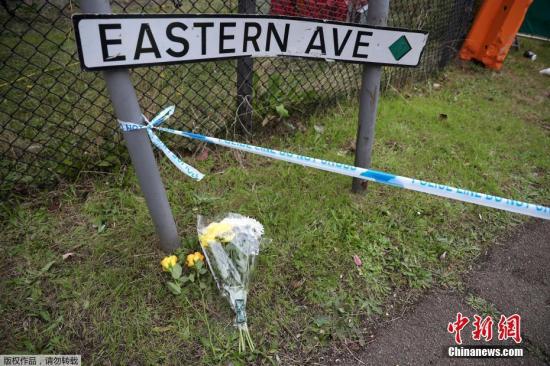 当地时间10月24日,英国埃塞克斯郡,人们在发现货车的地方献花悼念死者。