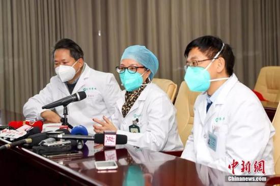 1月22日，武汉同济医院专家组举行《新型冠状病毒肺炎诊疗快速指南》说明会。中新社记者 张畅 摄