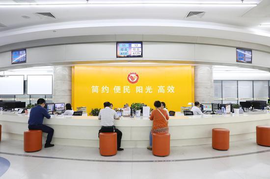 江阴市徐霞客镇政务服务中心大厅 摄影:林伟