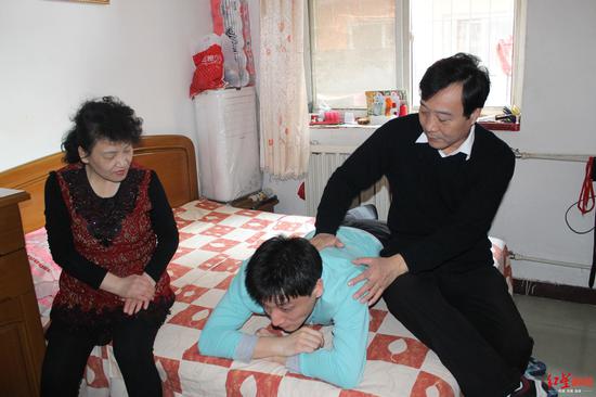 ↑ 汪宝柱患病前每天都会给汪强按摩(图据受访者)