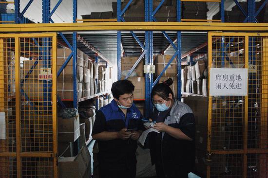 聋哑人王炳旭通过手机打字与同事交流。 