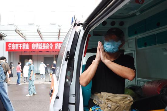 今天上午，患者何先生离开北京地坛医院病房楼。 