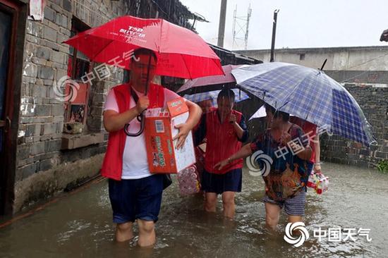 近日，江西宜春樟树市低洼地带积水严重，各地组织救援转移。 