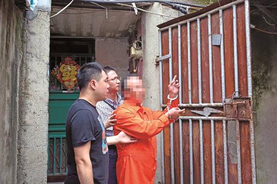 嫌疑人指认犯罪现场。