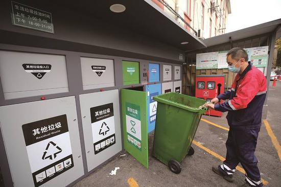  29日，南京鼓楼城市管养集团开展全区垃圾分类收运预演。 