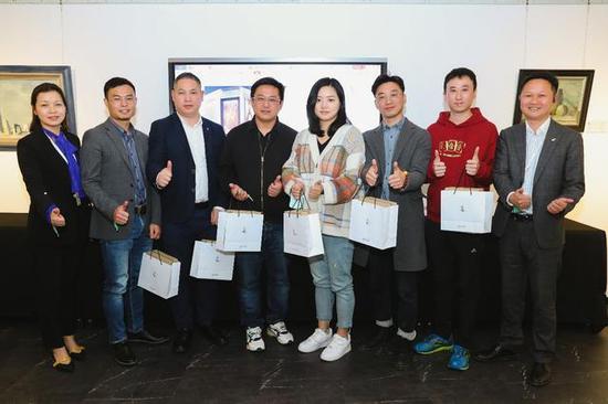 沙龙现场,百盛长发汇对部分已签约商户进行了答谢