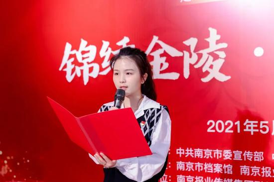 ▲南京江南丝绸文化博物馆党员代表方玲诵读南京云锦织造技艺入选世界非遗时的新闻报道。