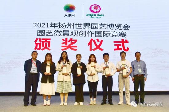 ▲顾鲁同、王承堂为金奖作品获奖代表颁发证书