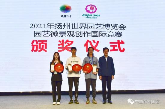 ▲叶柏森为大奖作品获奖代表颁发奖牌和证书