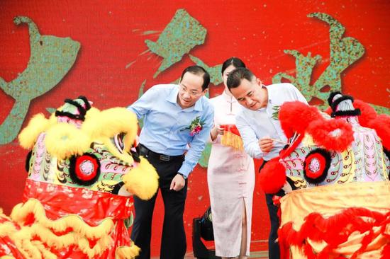 吴中区委常委、太湖度假区党工委副书记孙健,太旅集团董事长周菊坤共同为开业雄狮点睛