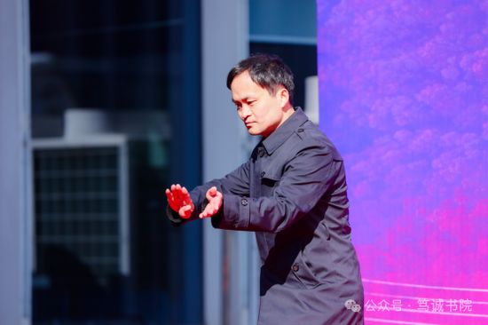 (南京市武术协会副秘书长厉恩宝表演陈氏太极拳)