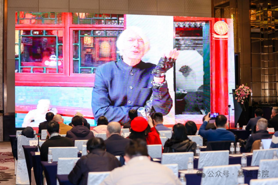　　（美籍纪录片导演，建国70周年中国政府友谊奖获得者、全球化智库（CCG）高级研究员龙安志做《弘扬太极文化，讲好中国故事》报告）
