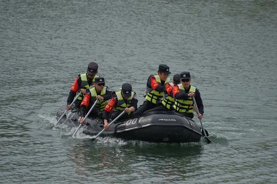 图释:特警队员模拟溺水警情处置 拍摄:赵阳