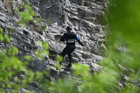 图释:特警队员开展悬崖索降训练 拍摄:赵阳
