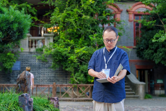 江苏省中国画学会副会长、扬州瘦西湖艺术中心主任董雷在写生