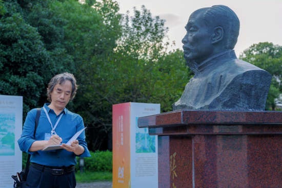 江苏省中国画学会副会长王平在写生