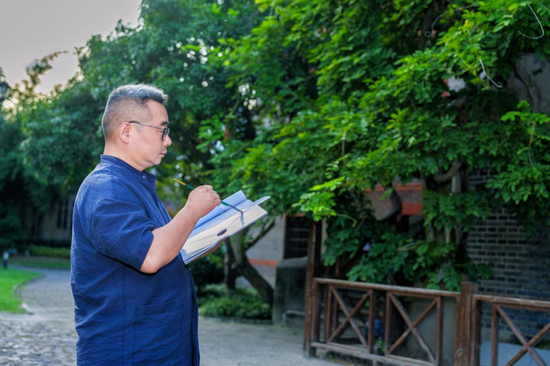江苏省中国画学会副会长、南通大学艺术学院院长张卫在写生
