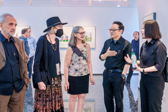 中外艺术家还走进了南通美术馆参观“桑梓情·范扬书画展”