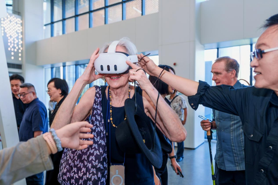 中外艺术家在南通大学艺术学院体验VR展示