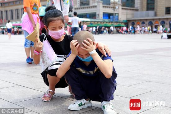 小姐弟不幸同患癌 姐姐给弟弟发"命令":你不准死