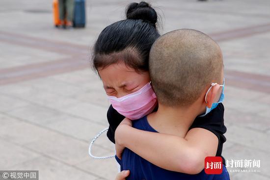 小姐弟不幸同患癌 姐姐给弟弟发"命令":你不准死