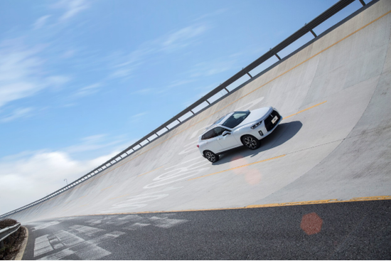 除此之外,WEY P8具备5种驾驶模式(EV、AUTO、SAVE、SPORT、AWD)