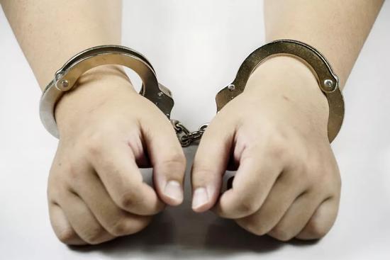 博士院长的堕落记：儿媳怀孕都成老友"围猎"理由