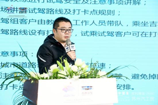 专业的试驾教练为大家介绍活动试驾路线及平时开车安全知识