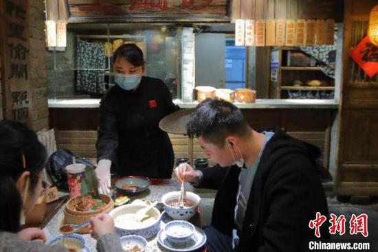 为促进城市商业全面复工复业,恢复消费信心,南京市陆续出台多项措施鼓励消费者消费购物。(资料图) 泱波 摄
