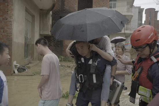 今年南方水灾,王刚历经江西安徽两省4个地方灾区,参与了长达一个月时间的救援。
