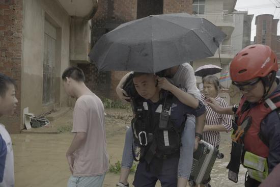 今年南方水灾，王刚历经江西安徽两省4个地方灾区，参与了长达一个月时间的救援。