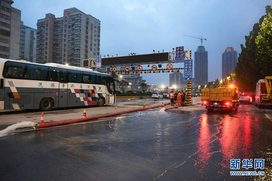 7月22日,在郑州京广路隧道口,救援人员对隧道积水进行抽排。新华社记者 张浩然 摄