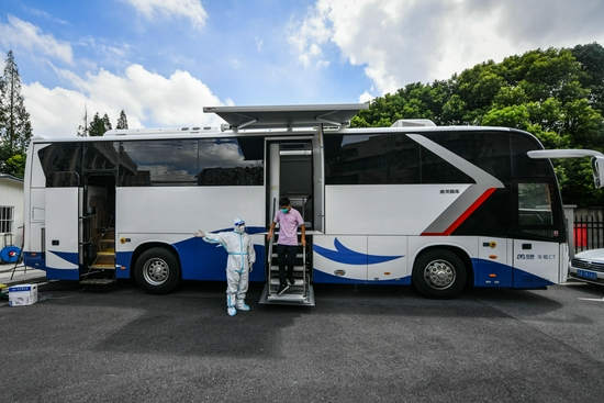 8月4日,一台定制移动CT车静静地停在禄口社区医院发热门诊隔壁,方便患者就近检查。移动CT车内部由三个独立空间构成:客车驾驶室、检查室、操作室。