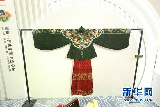 以明代皇后服饰为创作灵感的云锦汉服(席航飞 摄)
