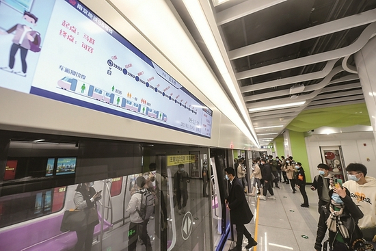昨日上午,四十多位南京市民代表走进即将开通的宁句城际线路进行试乘,途中大家纷纷拿起手机拍照,体验宁句城际线。 本报记者 邵丹 摄
