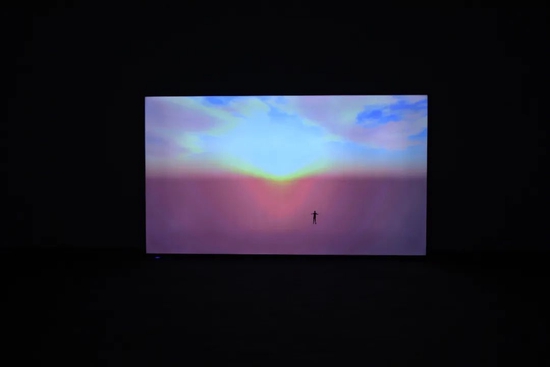 《他甚至不知道自己在看夕阳》He Didn‘t Even Know He Was Watching the Sunset,林科LIN Ke,视频,1分29秒,2017,德基美术馆展览现场