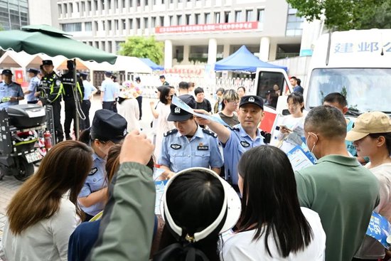 民警在高考点门口开展反诈宣传