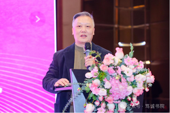 （世界太极拳网总编辑余功保代表指导单位致词）