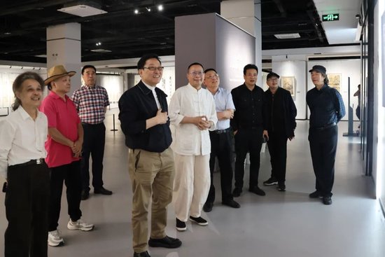 高云先生在展览现场