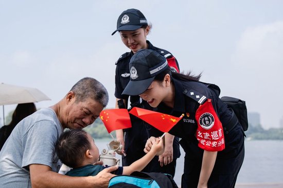 南京警方暖心护航游客平安旅途
