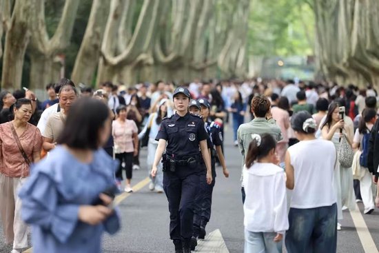 节假日期间民警在钟山风景区巡逻值守