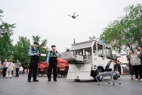 警方在夫子庙景区运用高科技装备护航景区平安