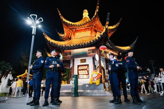 民警在夫子庙景区开展巡逻值守