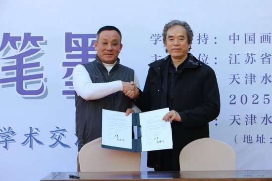 江苏省中国画学会副会长王平与水香洲文化艺术中心董事长刘建洞签订合作协议