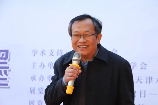 天津市中国画学会副会长兼秘书长 杨惠东主持开幕式 