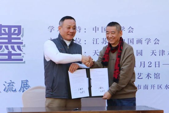 天津市中国画学会副秘书长王爱宗与水香洲文化艺术中心董事长刘建洞签订合作协议