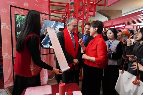 哈立德·埃纳尼总干事体验拓印并接受“福东海”拓片赠礼