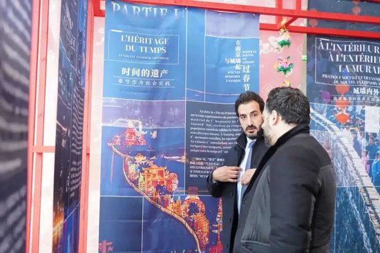 观众在南京城墙展区交流